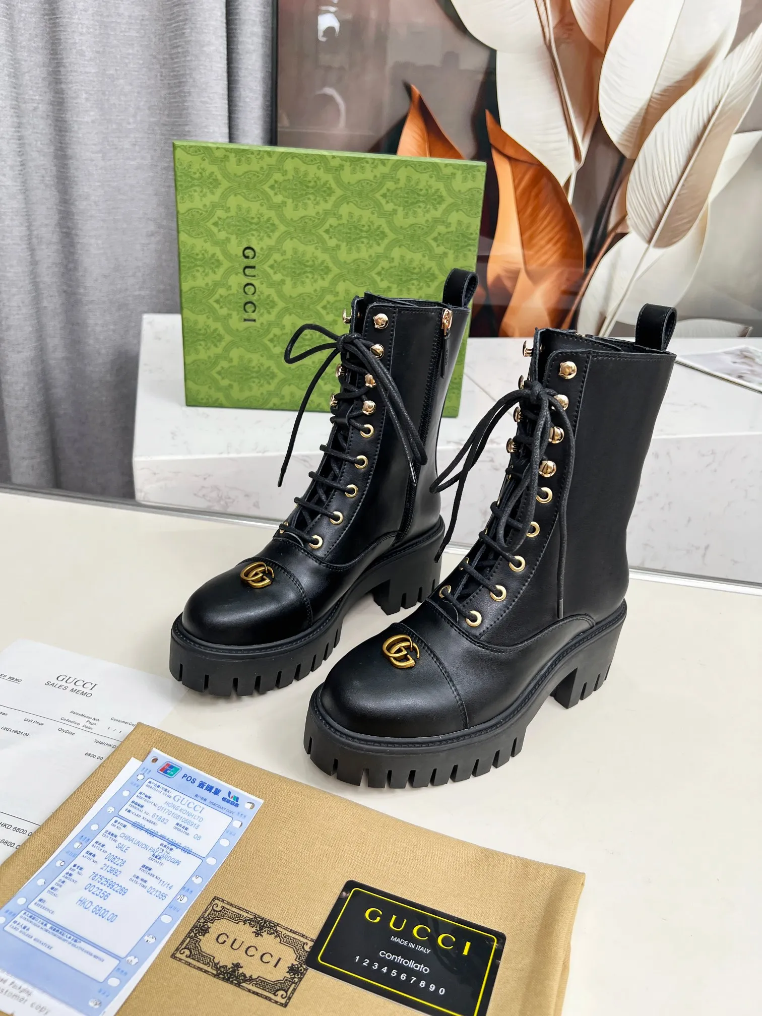 👟👟Ex-factory price 600👟👟 2025Gucci Gucci lace-up ankle boots. These lace-up ankle boots are made of Peugeot GG lace-up ankle boots. These lace-up ankle boots are carefully made of iconic GG cow leather, highlighting the brand's timeless and elegant aesthetic style. Featuring a bold silhouette, these ankle boots feature a rubber lug sole that provides secure support while giving the entire silhouette a modern, sophisticated feel. Lining: cowhide Heel height: 6 cm Size: 35-42#